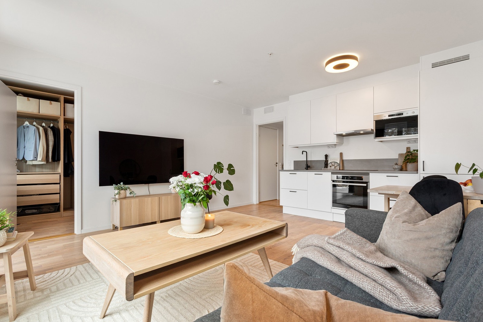 I stuen er det plass til ønsket sofagruppe og tilhørende møblement. Galleribilde