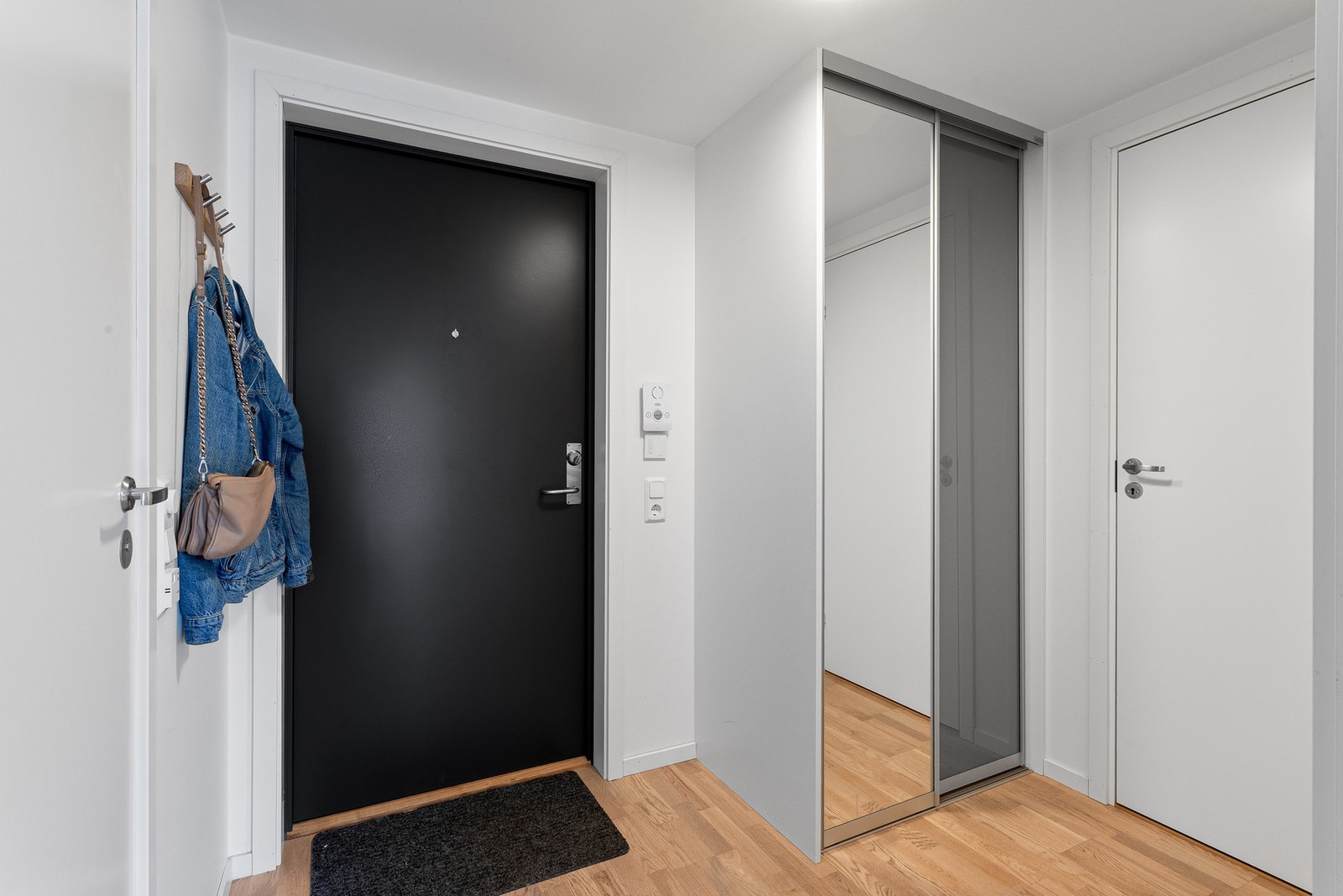 Romslig gang med praktisk skyvedørsgarderobe. Galleribilde