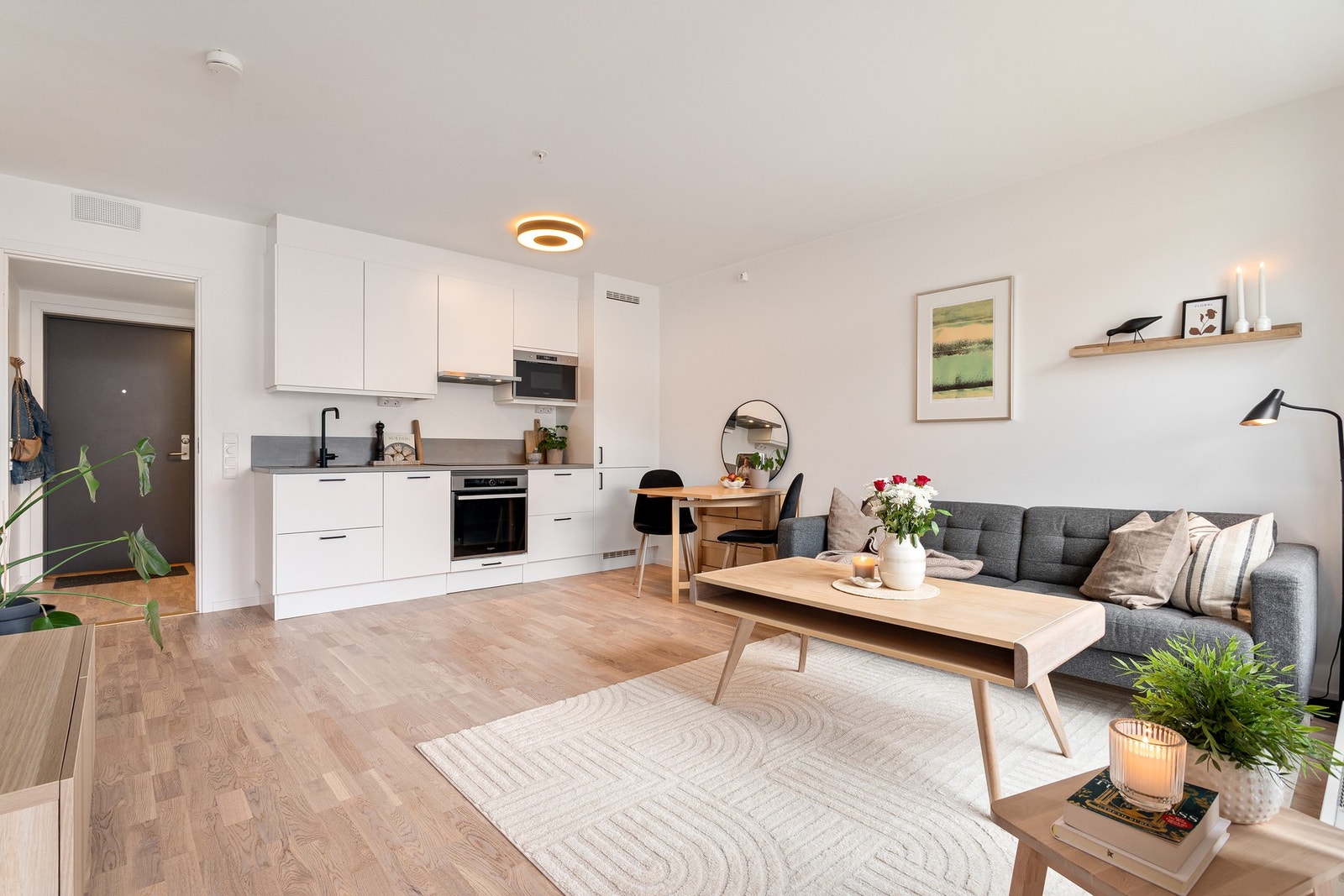 Stuen er romslig og måler hele 20m² med god planløsning som er enkel å møblere. Galleribilde