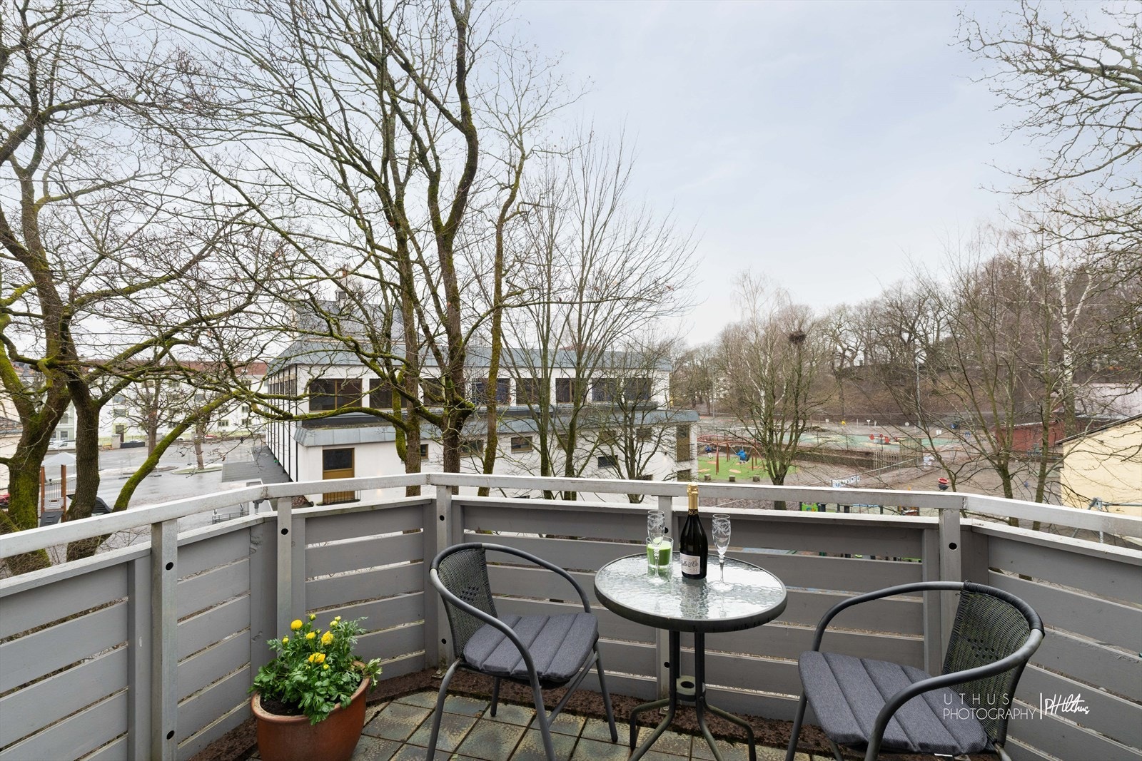 Leiligheten er beliggende i byggets 3.etasje uten innsyn Galleribilde