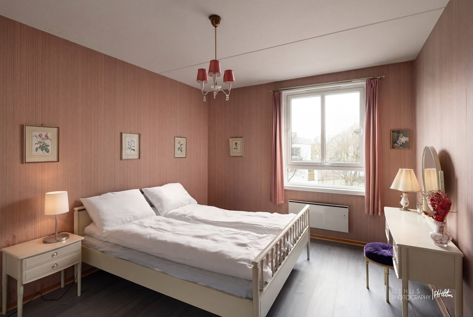 Lyst og romslig soverom Galleribilde