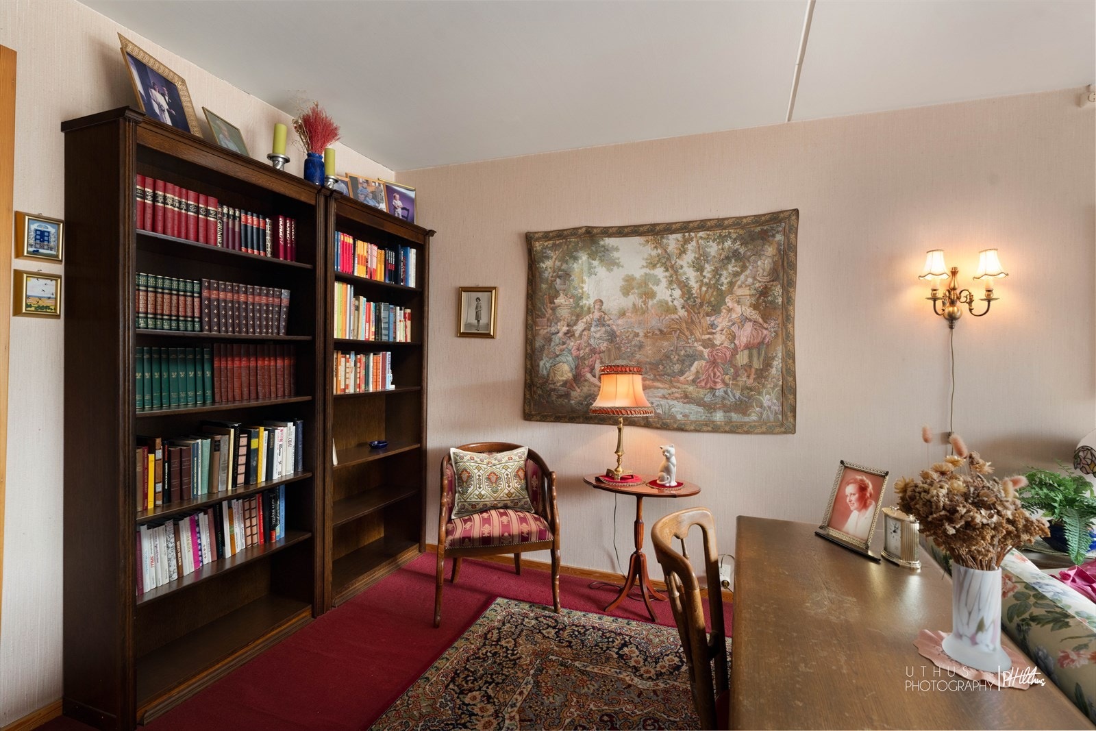 Stuen er av god størrelse og gir mulighet til å lage flere soner Galleribilde