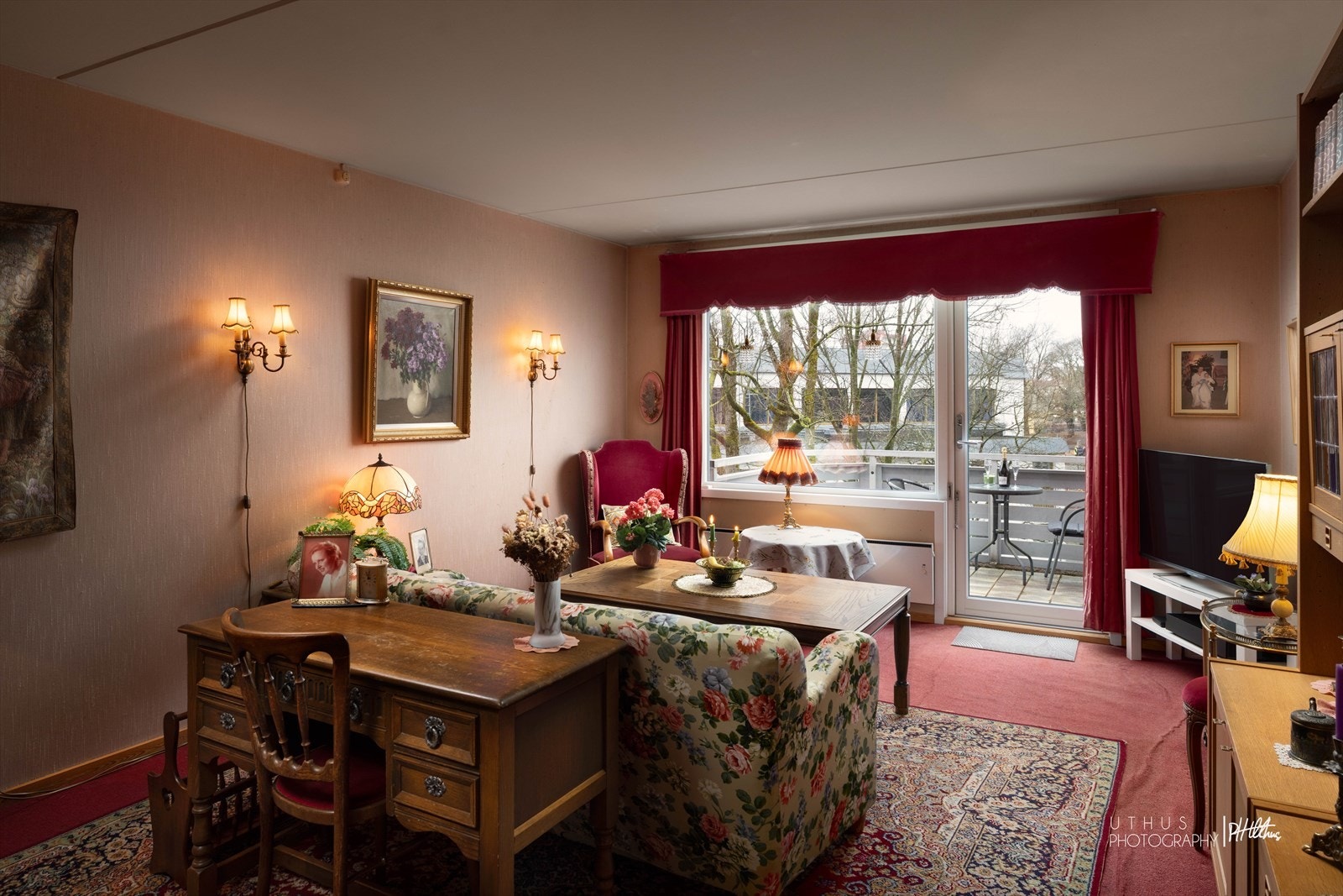 Selger opplyser om fantastiske solforhold på leilighetens vestvendte balkong Galleribilde