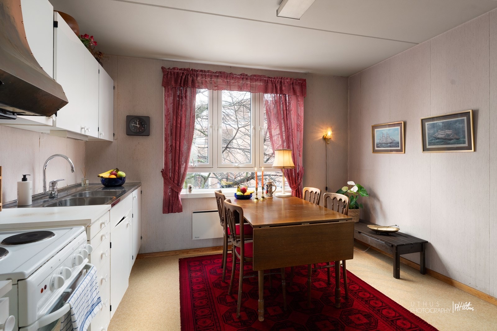 Kjøkkenet er av eldre type men fungerer til dagens bruk Galleribilde