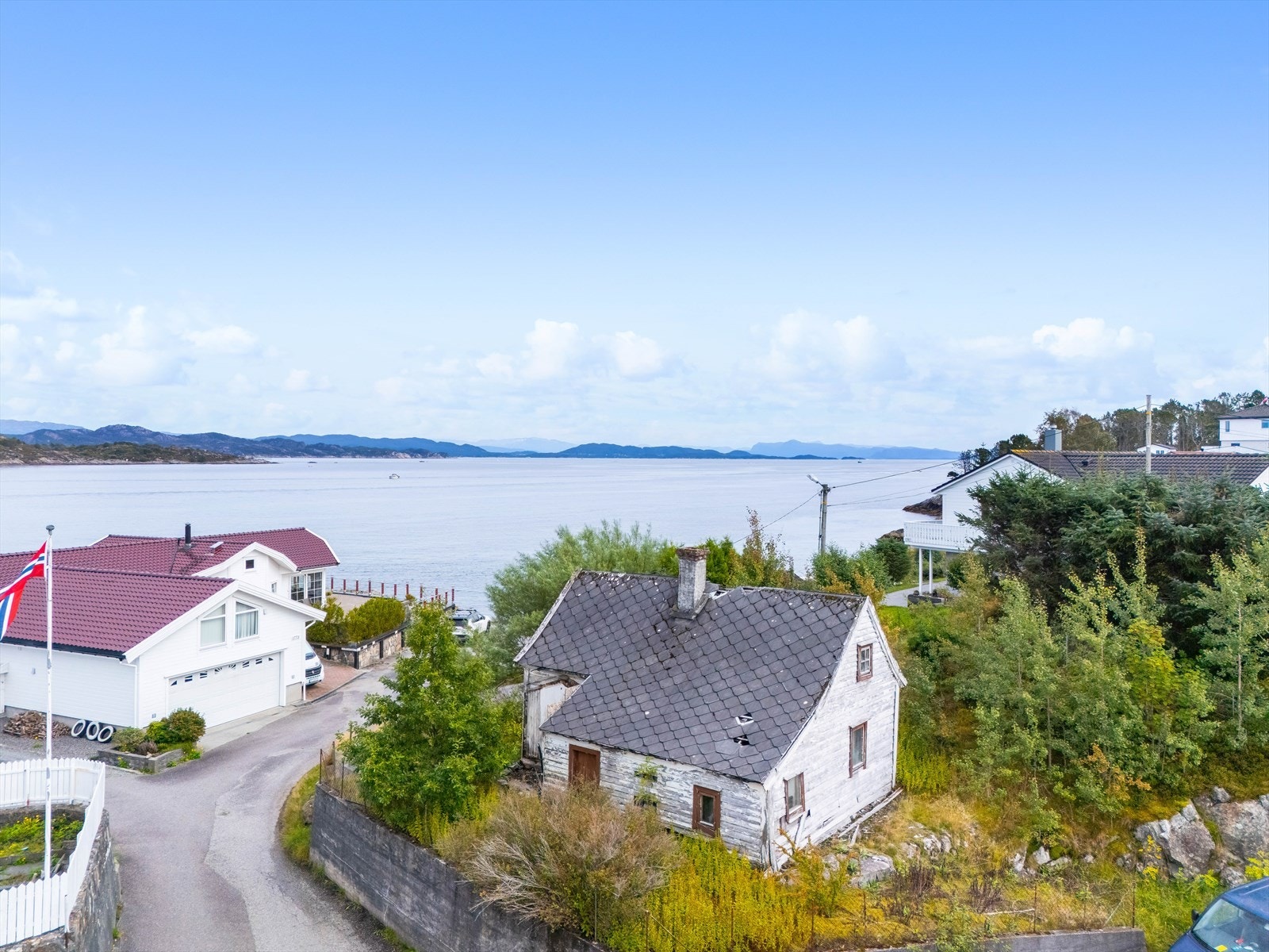 Det foreligger papirer fra Kommunen fra tidlig 2000-tallet vedrørende rivning av eksiterende bygning. Se vedlagt dokumenter i salgsoppgaven. Galleribilde