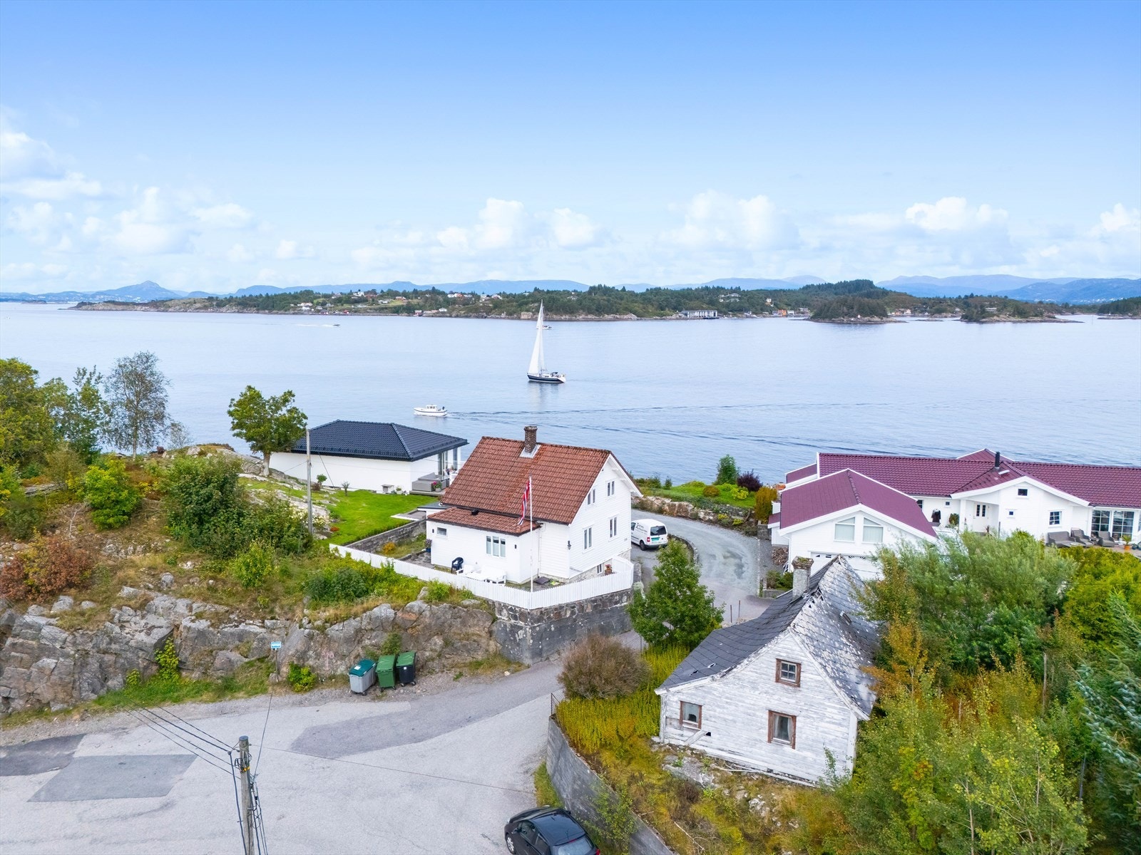 Tomten ligger et drøyt steinkast fra sjøen og kan by på flott utsikt, og gode solforhold Galleribilde