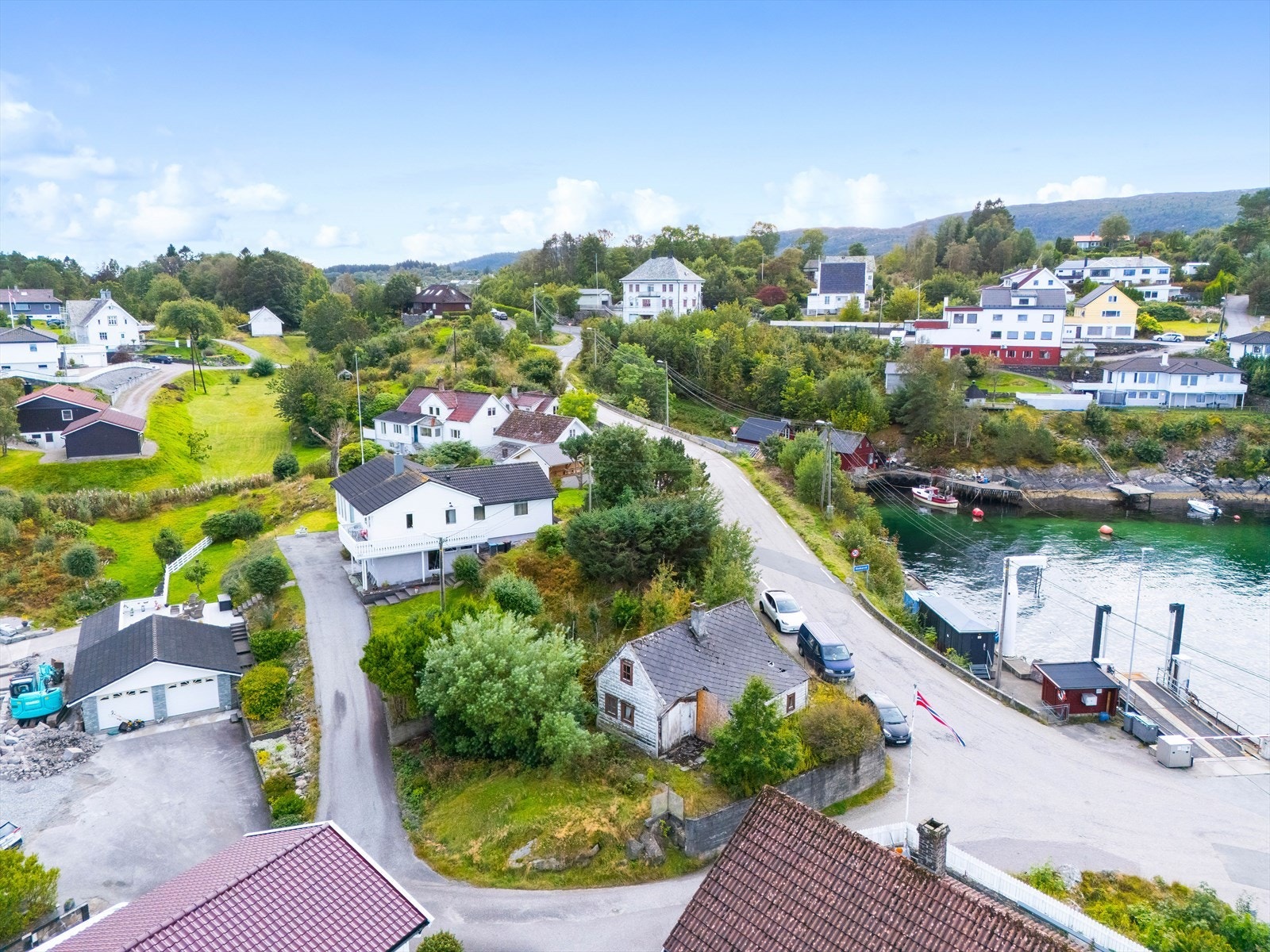 Barnehage ligger i gangavstand fra eiendommen, og nærmeste skole er ca 10 minutters kjøring unna. Galleribilde