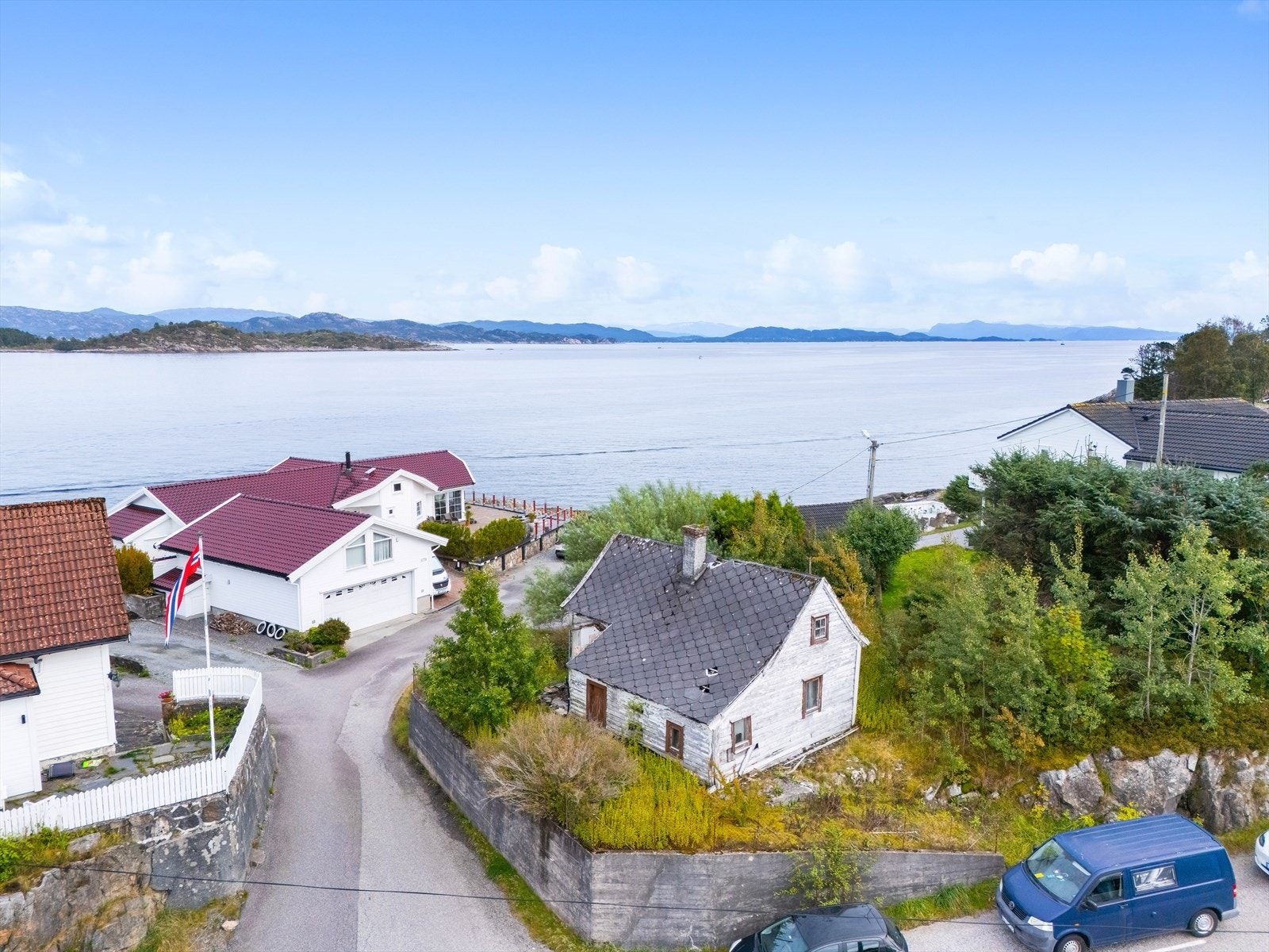 EiendomsMegler 1 presenterer rivningsobjekt på Klokkarvik. Galleribilde