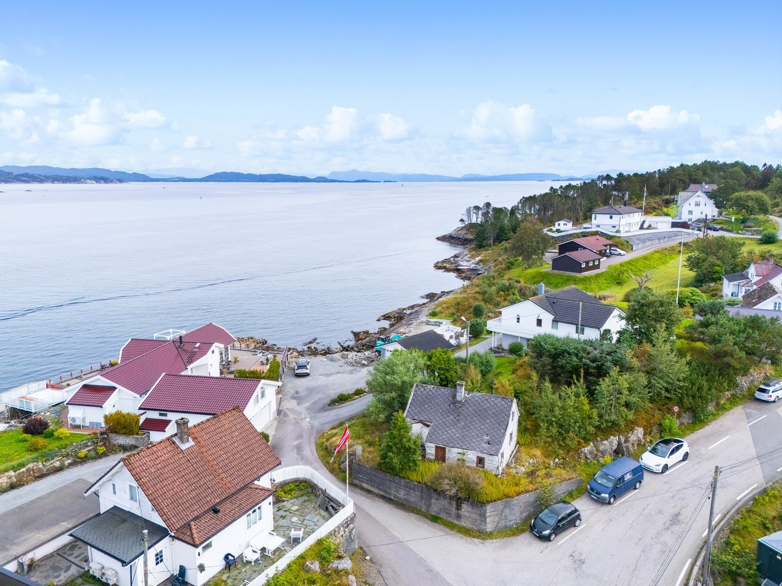 Rolig og fin beliggenhet, like ved sjøen Galleribilde