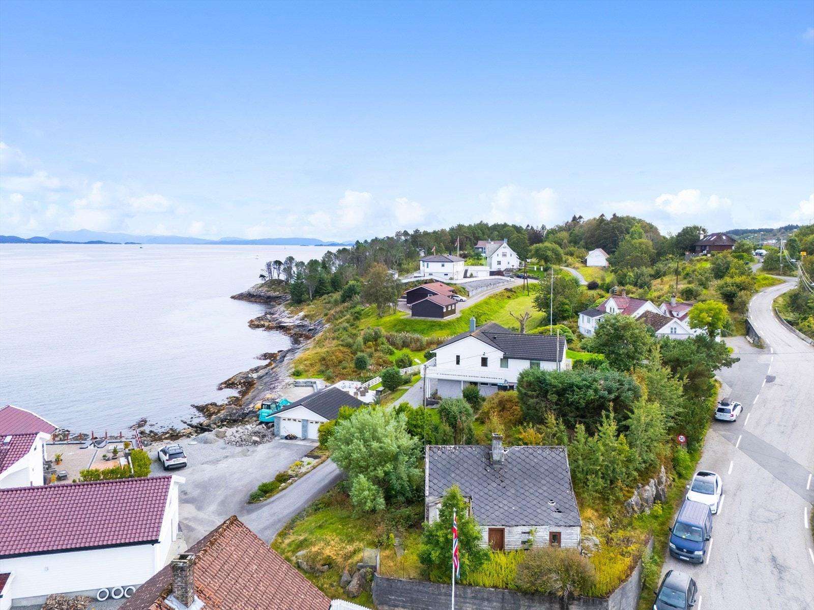 Eiendommen er bebygget med et eldre bygg som har stått til nedfalls i mange år. Galleribilde