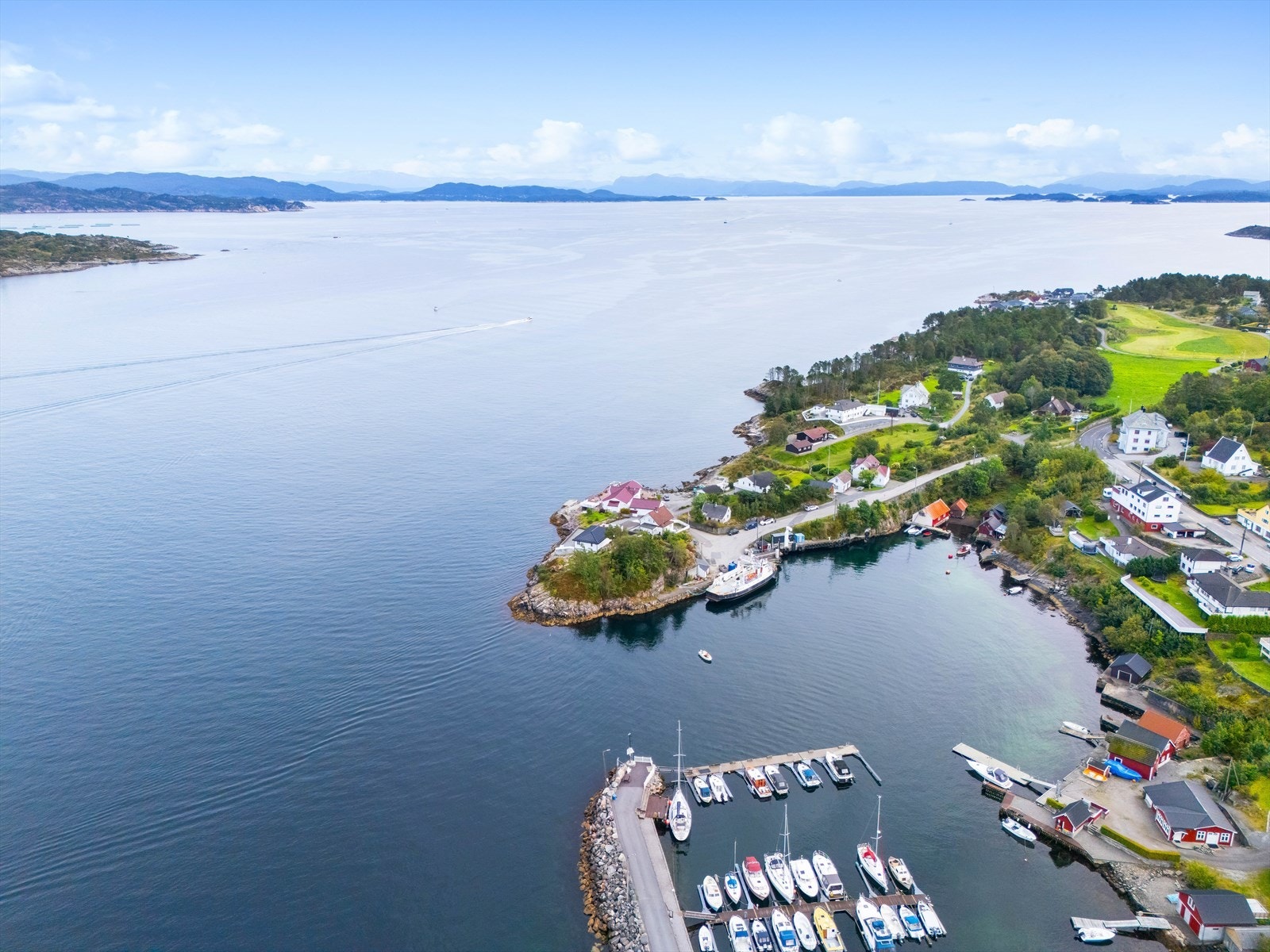 Beliggende like ved fergekaien med fergetilbud til Hjellestad, Lerøy og Bjelkarøy. Galleribilde