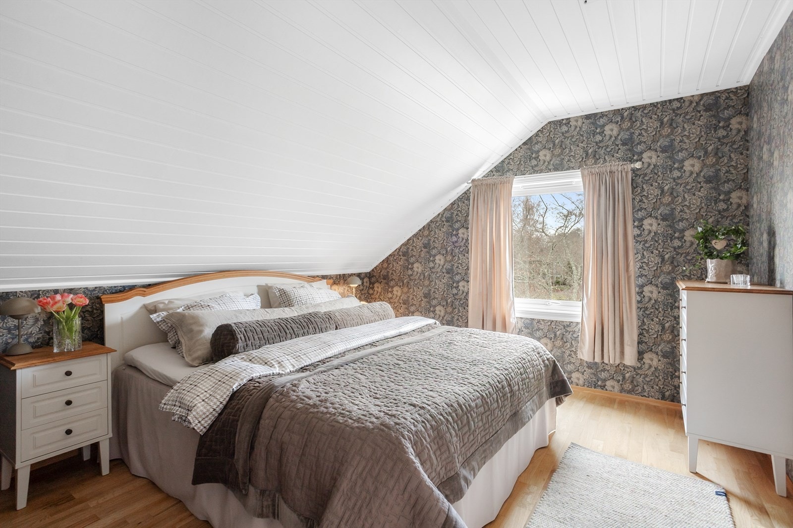 Soverom 1 med god plass til dobbeltseng. Galleribilde