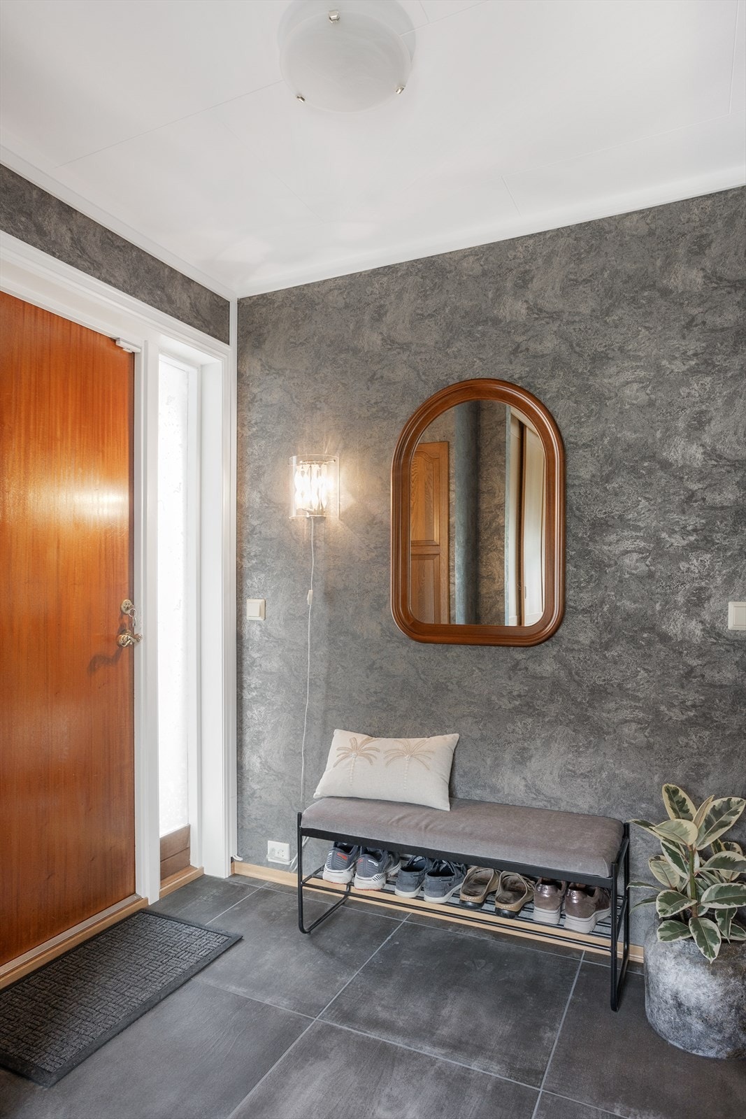 Du kommer inn i en romslig entré som tar deg videre inn til boligens øvrige rom. Galleribilde