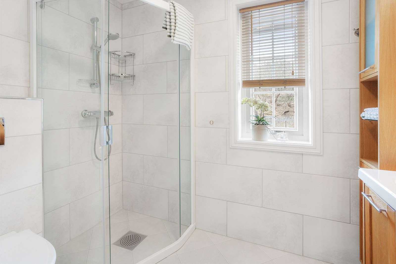 Badet i 1. etasje er fra 2006. Veggene er flislagte, og taket har malte plater. Gulvet er flislagt og har varmekabler. Galleribilde