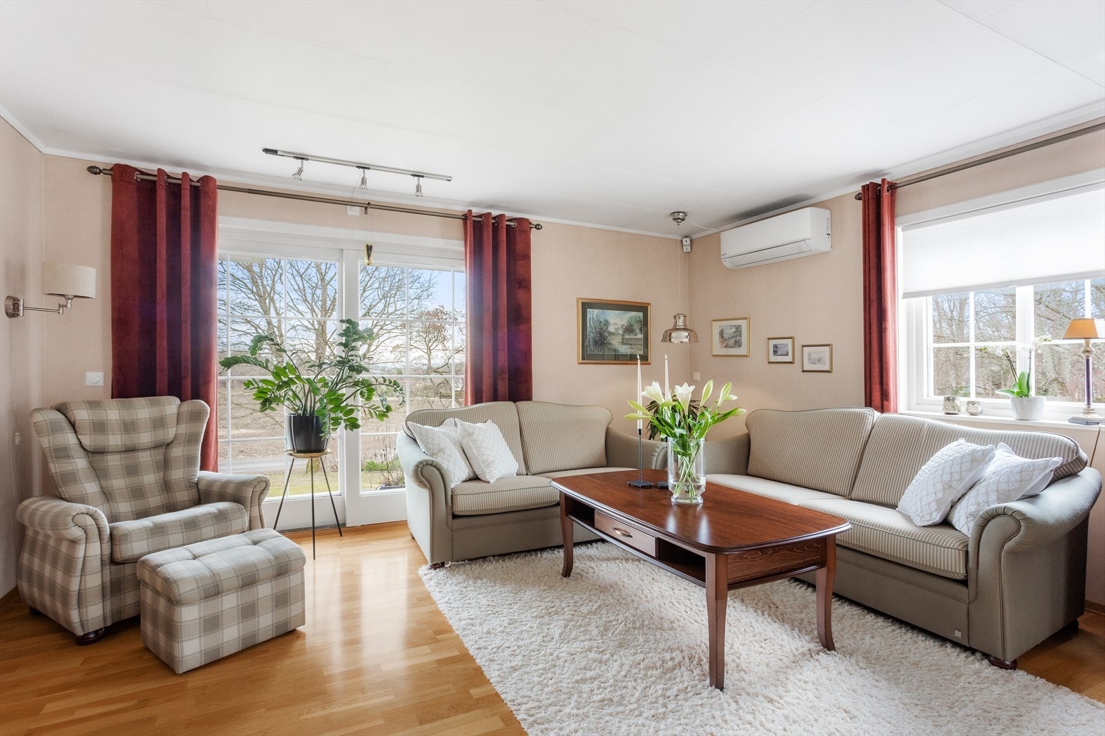 Stuen er romslig med god plass til sofagruppe og øvrig møblement. Galleribilde