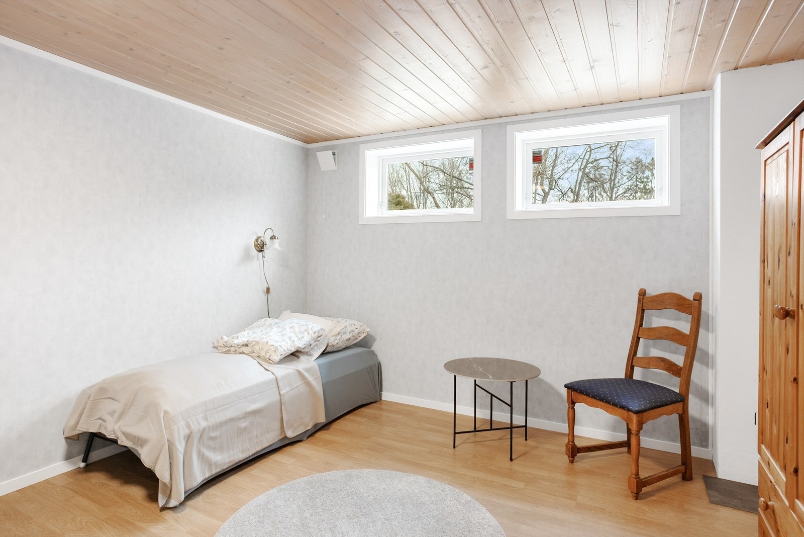 Soverom i kjeller er ikke byggemeldt/godkjent. Kjellervinduer er har ikke tilstrekkelig størrelse for å tilfredsstille dagens krav til dagslys og rømning. Galleribilde