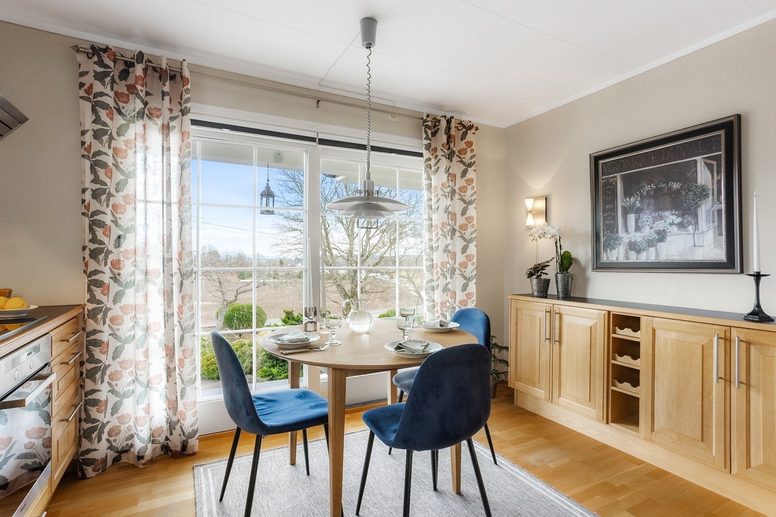 Fra kjøkkenet er det direkte utgang til en østvendt terrasse på 33 m². Galleribilde