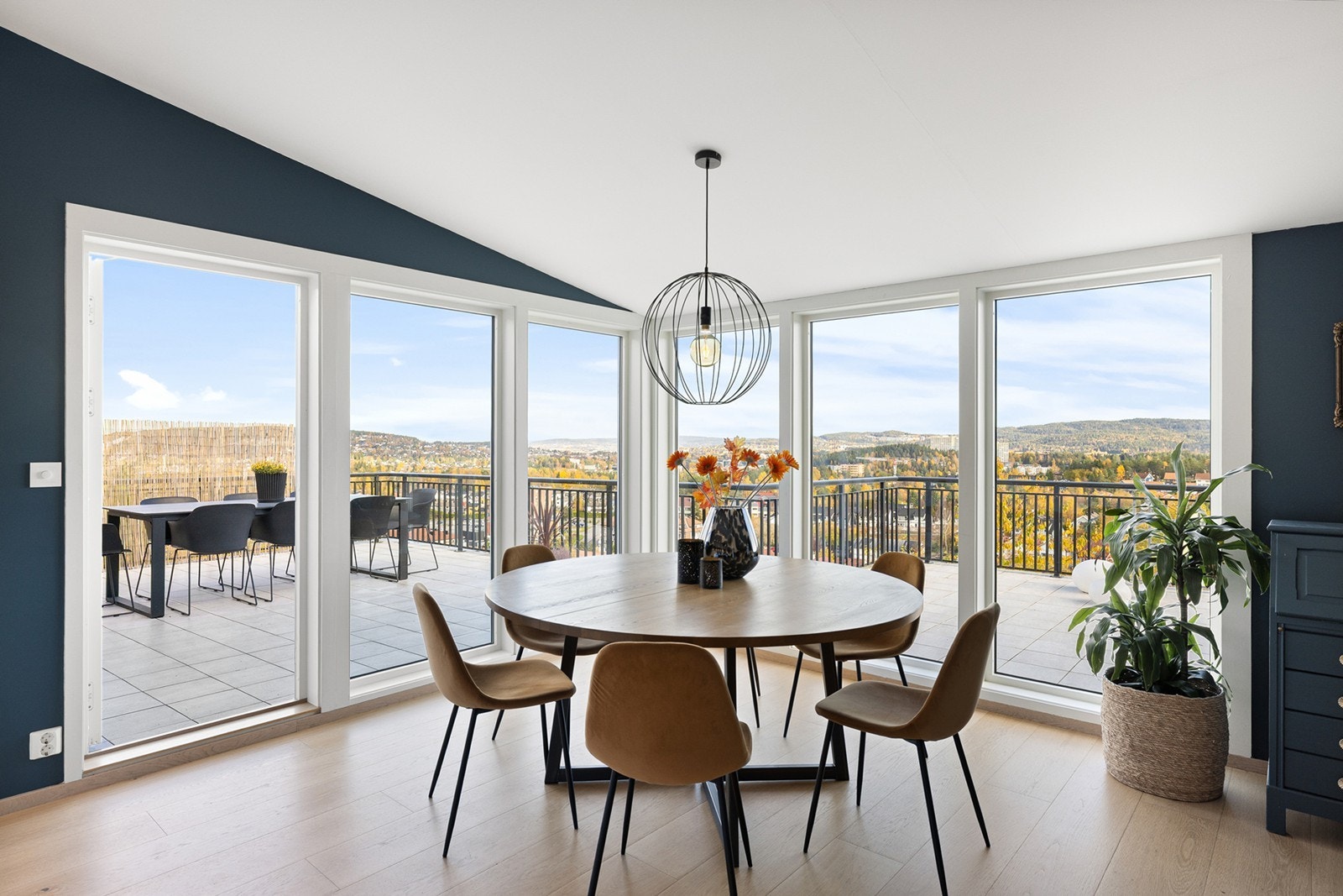 Lys og innbydende spiseplass med store vindusflater som slipper inn rikelig med dagslys og gir flott utsikt mot omgivelsene. Galleribilde