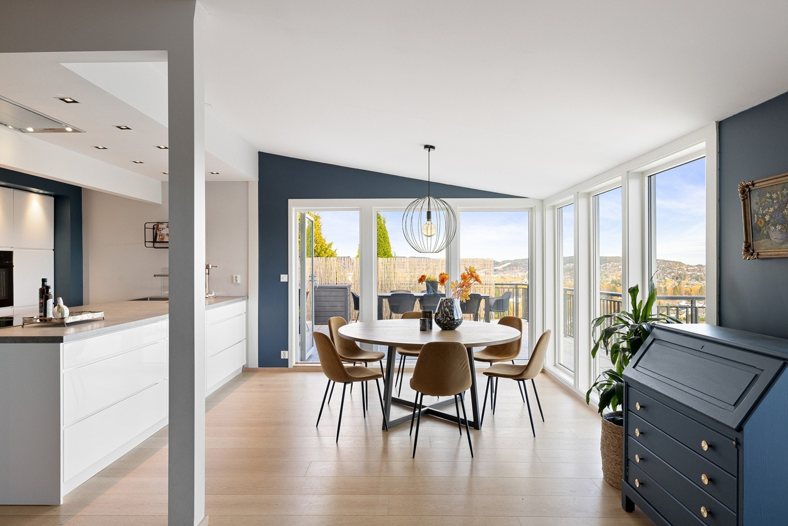 Her er det plass til et stort spisebord med mulighet for mange middagsgjester. Galleribilde