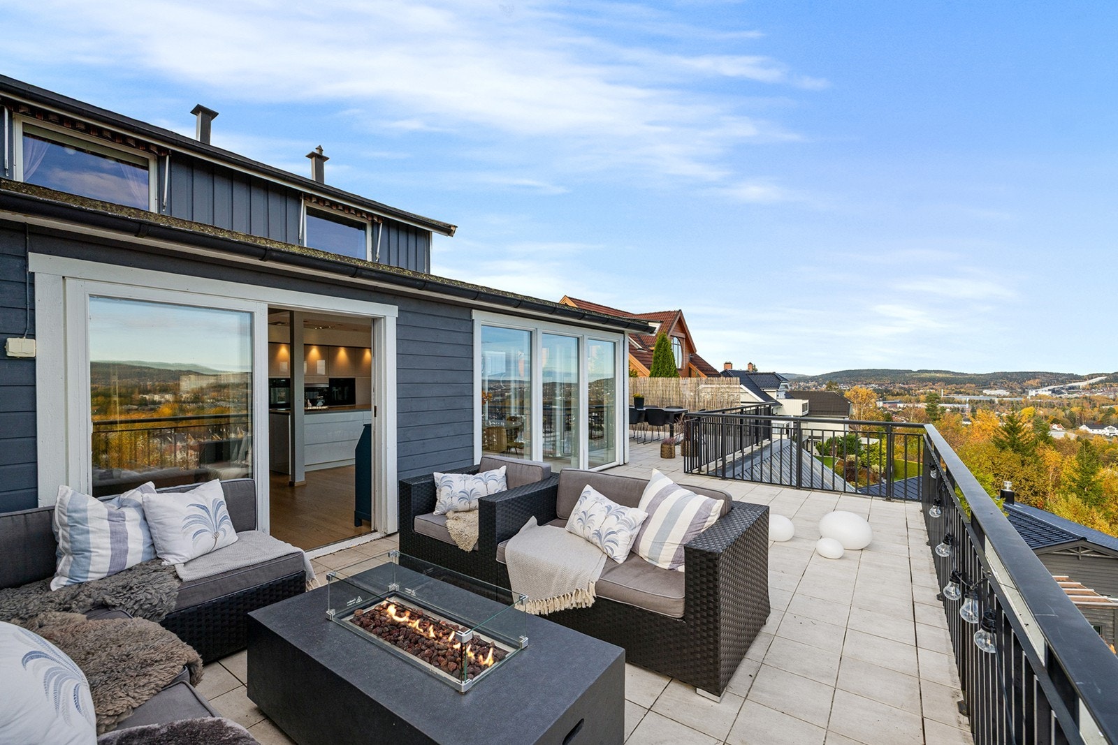 Her er det god plass til både spisegruppe, sittegruppe og grillområde. Galleribilde