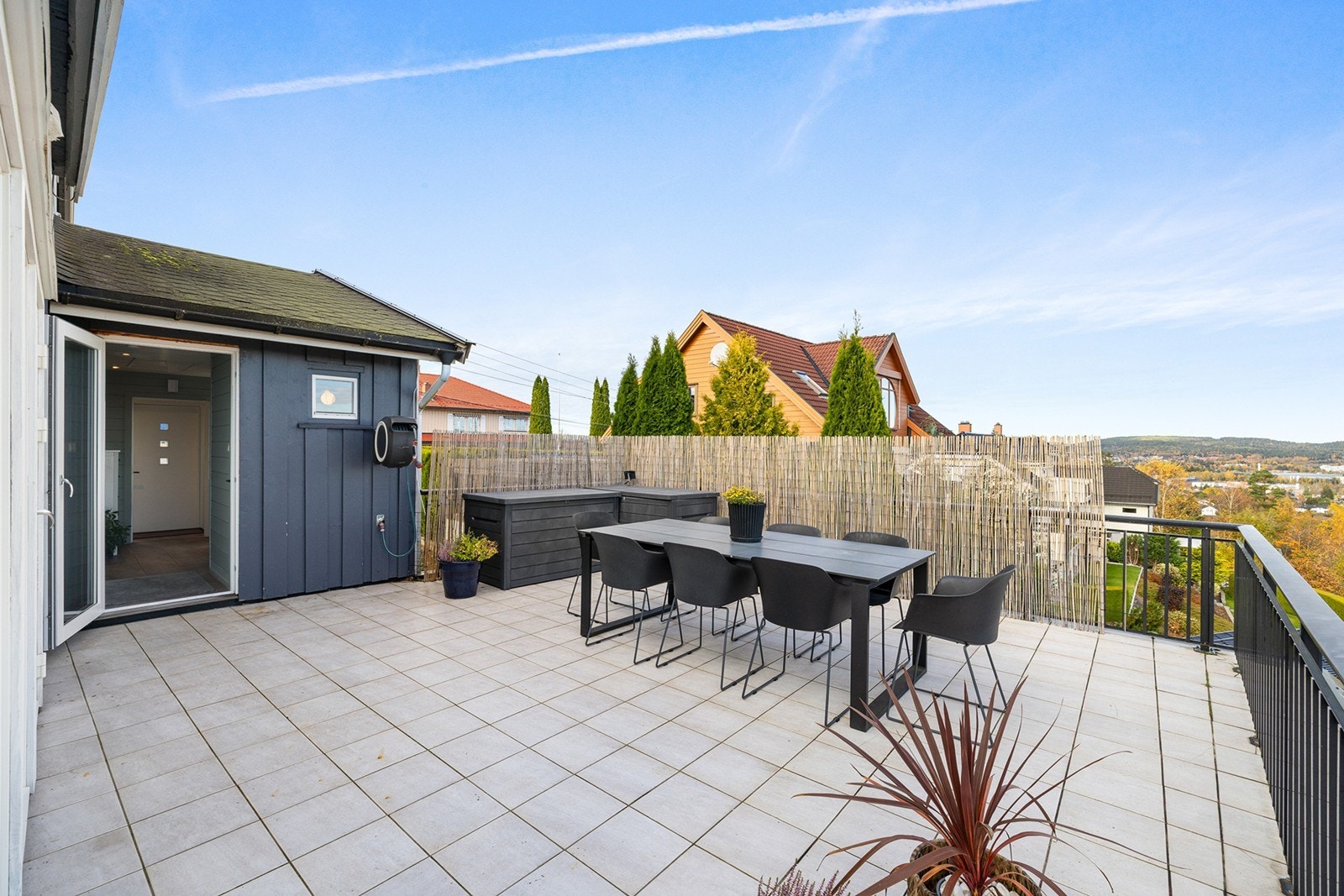 Her får du både solrike dager og lune kvelder, med god plass til spisegruppe og avslapningssone. Galleribilde