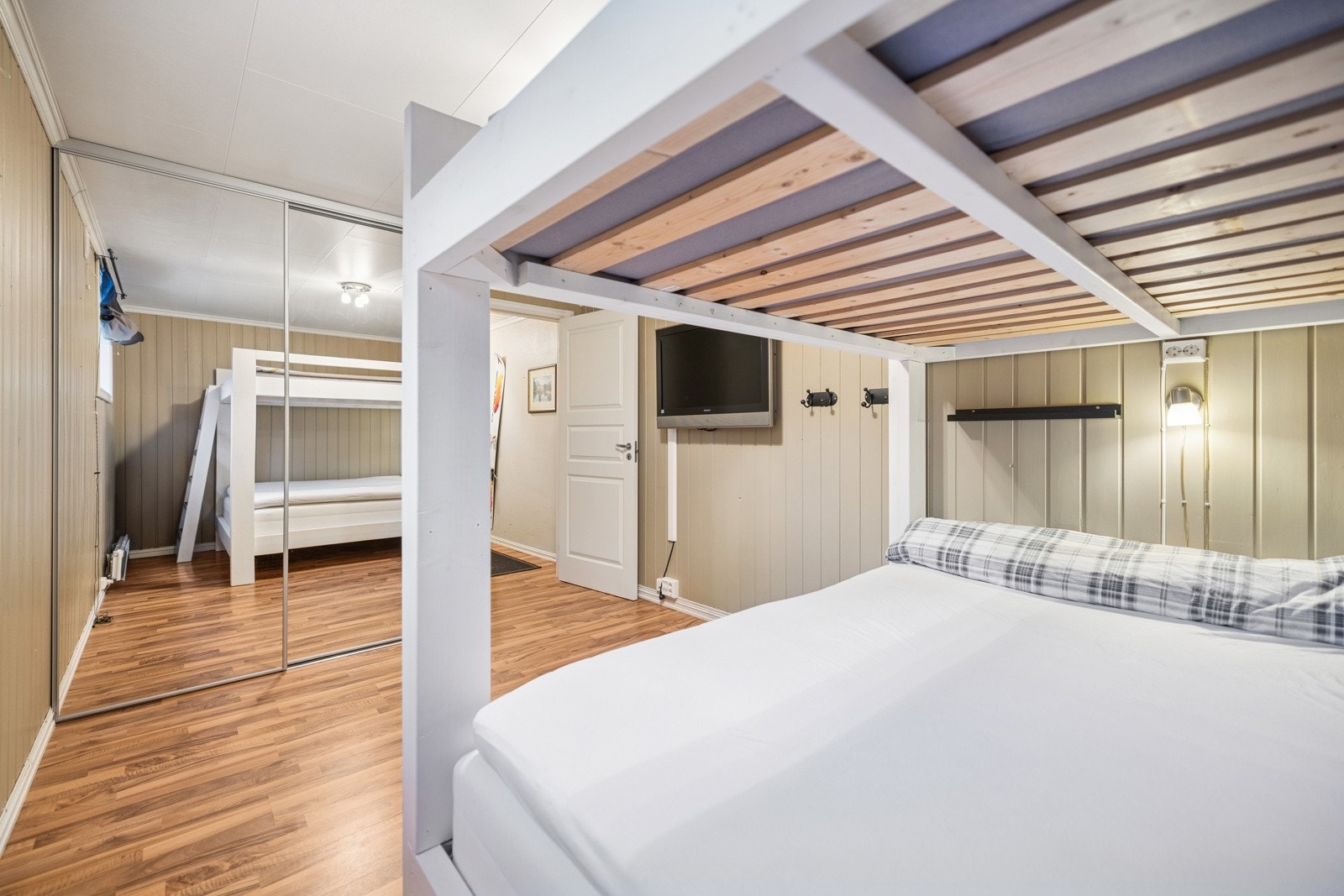 Leiligheten har to romslige soverom med plassbygde senger. Dette rommet med skyvedørsgarderobe. Galleribilde