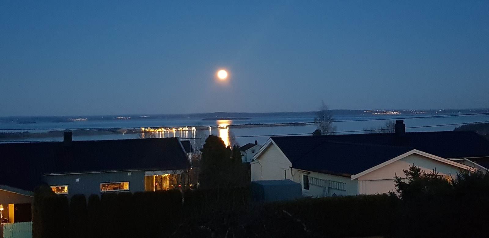 Når sola har gått ned, kan du fortsette å nyte utsikten mens månen speiler seg i fjorden. Galleribilde