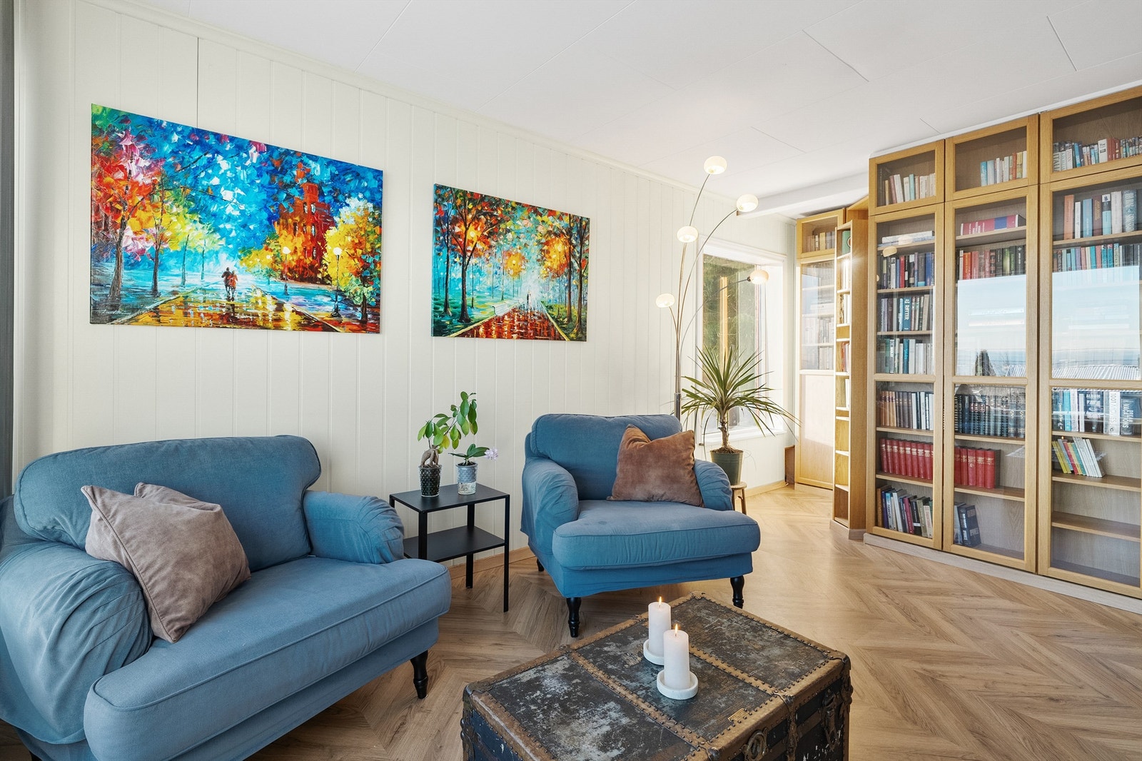 Plass til sittegruppe i tv-stuen. Rommet er ikke omsøkt til rom for varig opphold. Galleribilde