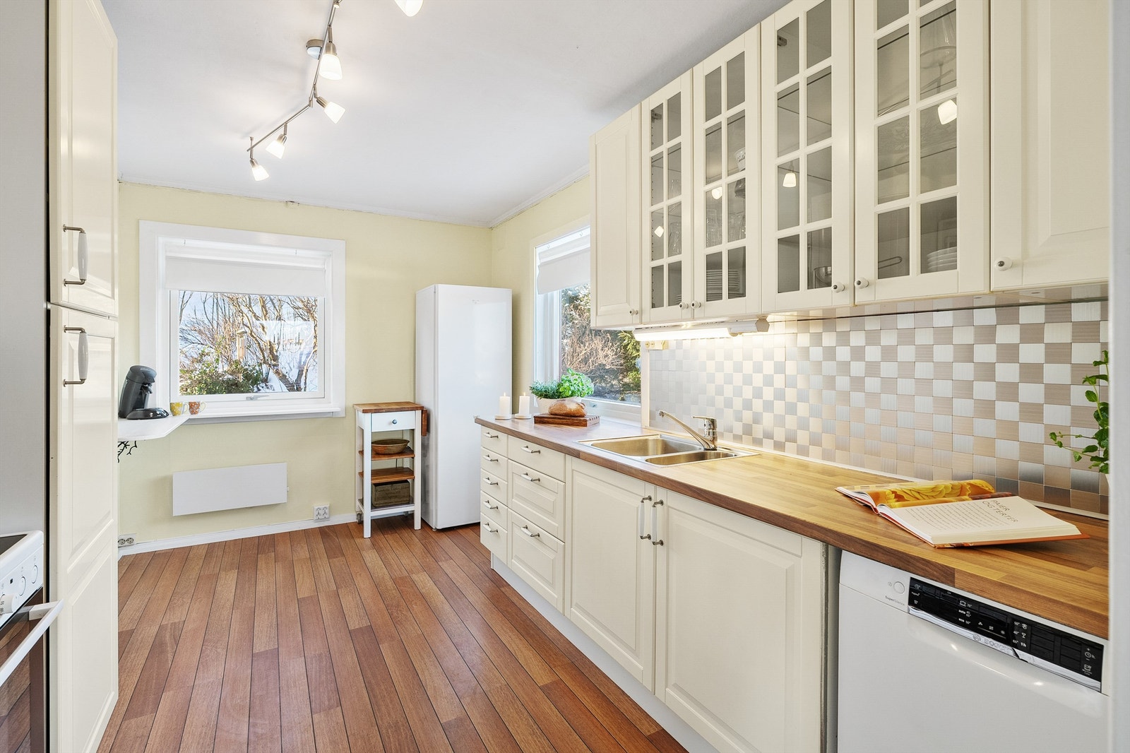 Kjøkkenet har nisje for oppvaskmaskin, komfyr og kjøleskap Galleribilde