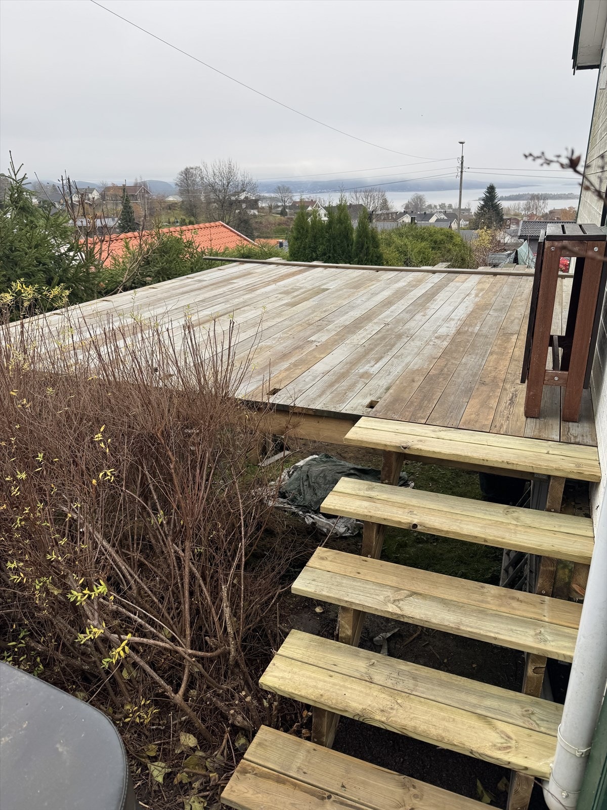 Terrasse mot nord på ca. 16 kvm. Den ikke ferdigstilt og mangler rekkverk. Galleribilde