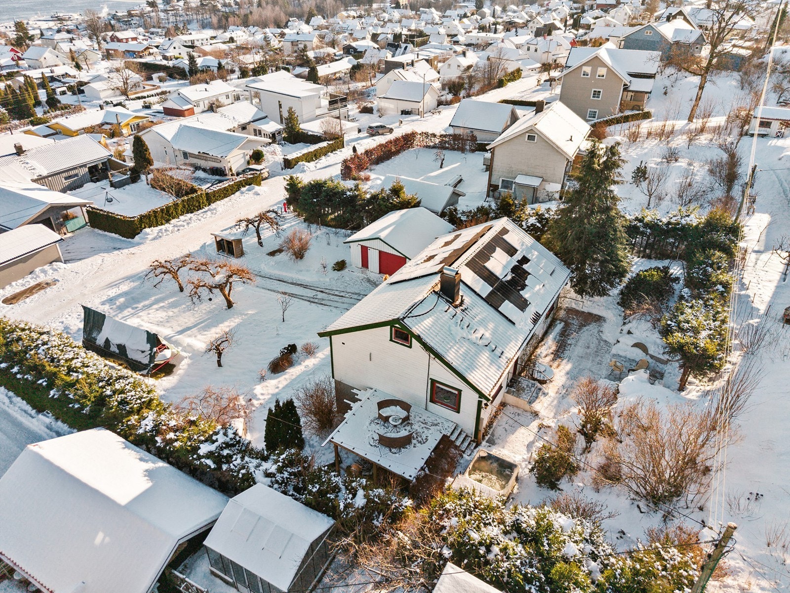 Montert solcellepanel på taket hvor ca. 2.500 kWh av strømforbruket dekkes av solcellepanel årlig. Galleribilde
