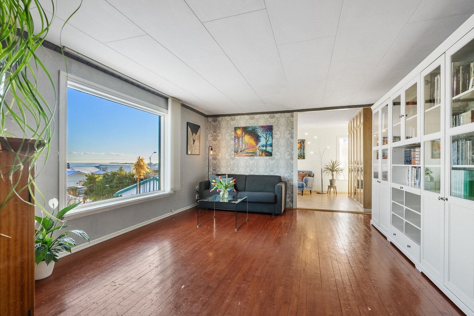 Stue med god plass til sofagruppe. Oppvarming via varmepumpe installert i 2024 og peis. Galleribilde