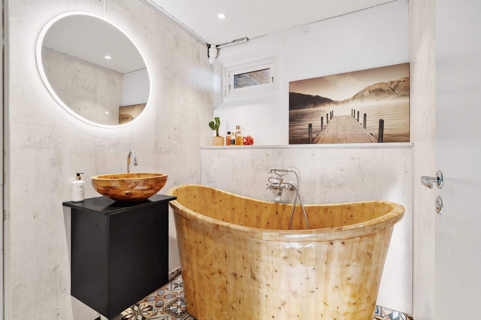 Baderom fra 2020 med fliser på gulv og våtromsplater på vegger. Galleribilde