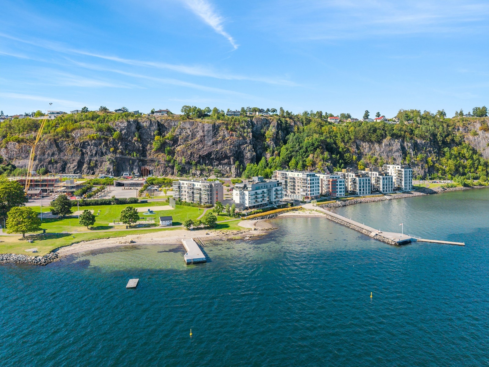 For den badeglade finnes det to populære badeplasser i byen -Dulpen og Hagemannsparken -begge med gode fasiliteter og fine muligheter for aktivitet og opphold ved sjøen Galleribilde