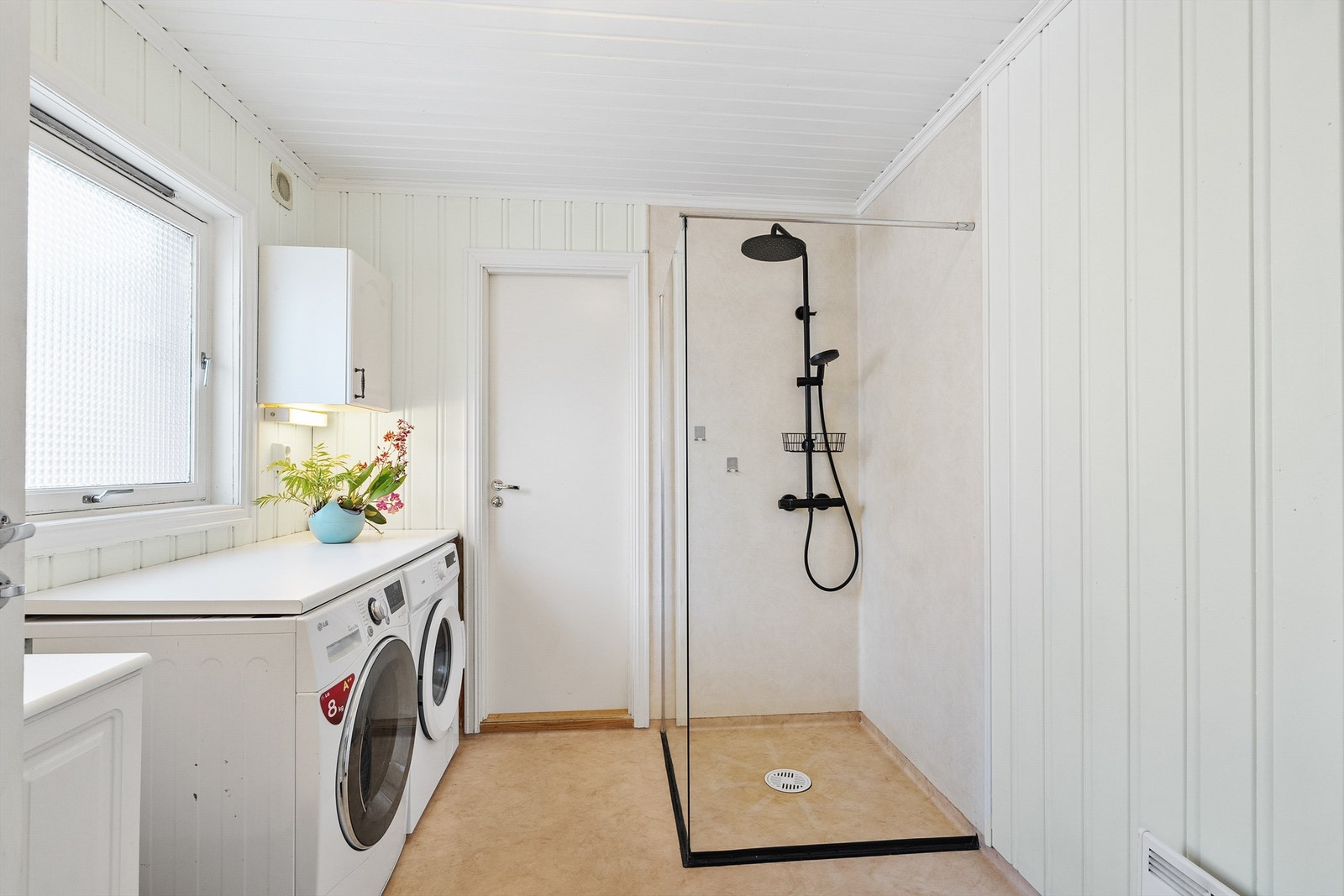 Dusjhjørne med dusjvegger av glass, regnfalldusj og hånddusj. Galleribilde