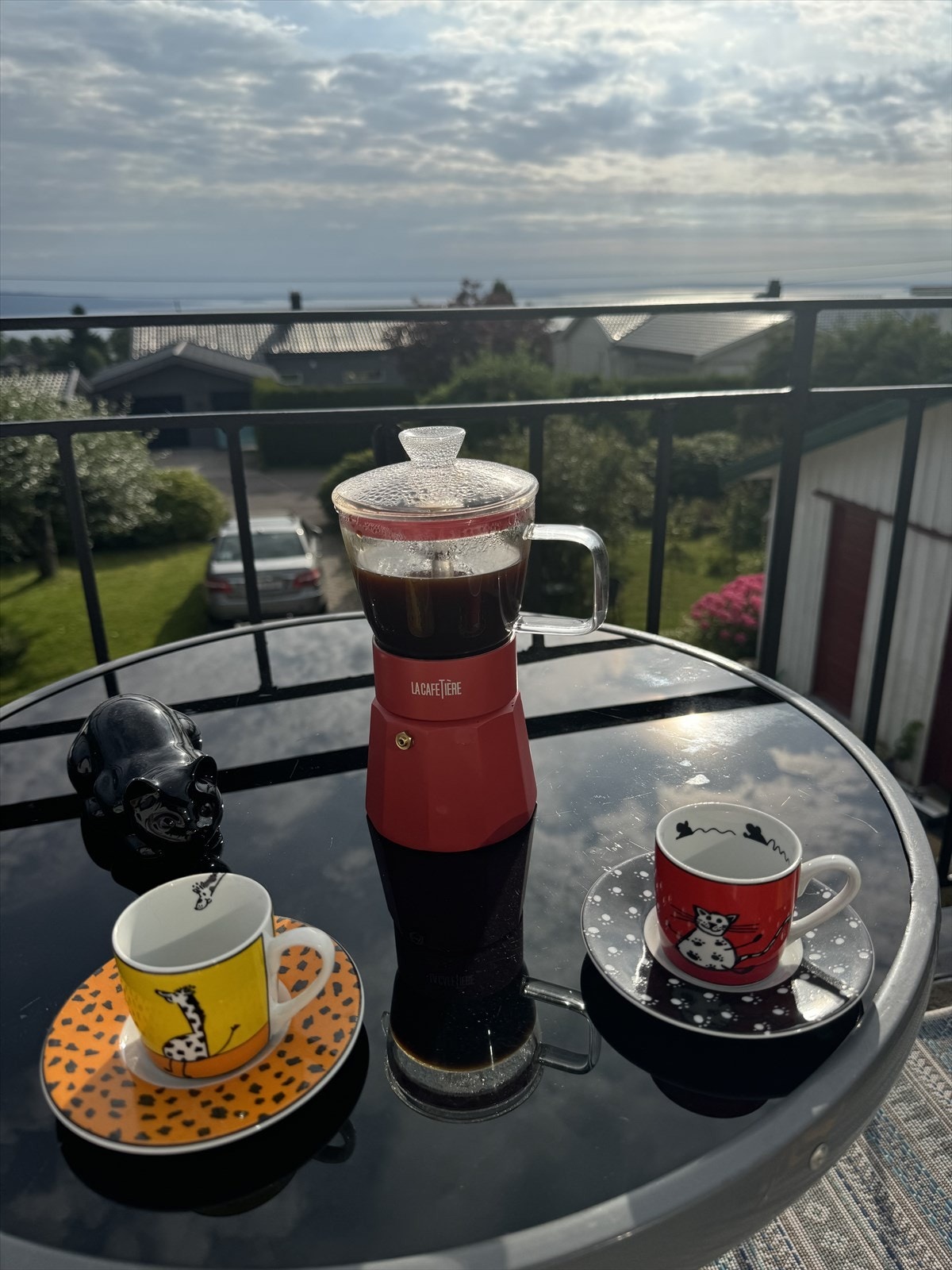 Nyt morgenkaffen med et nytt maleri av Oslofjorden hver dag. Om kvelden speiler sola seg i sjøen og gir fantastiske fargespill. Galleribilde