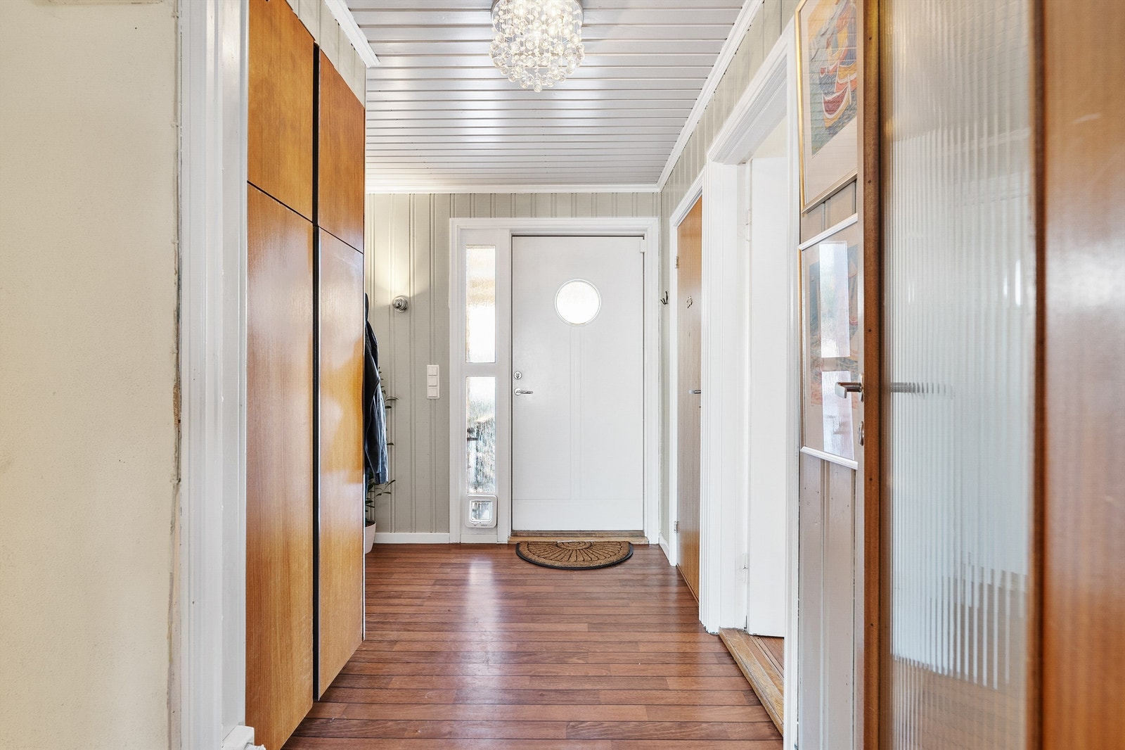 Entré med garderobeskap for oppbevaring. Galleribilde