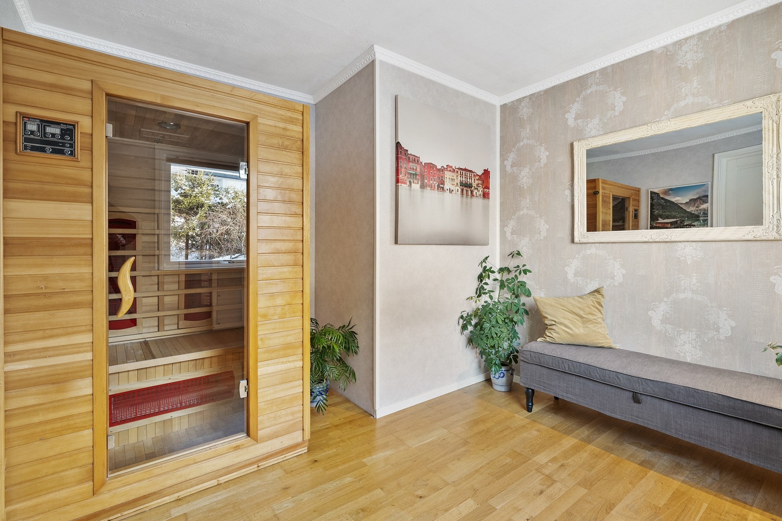 Soverom 3 - Rommet er i dag innredet som rekreasjonsrom, men egner seg også godt som kontor, walk-in garderobe eller annet etter behov. Galleribilde