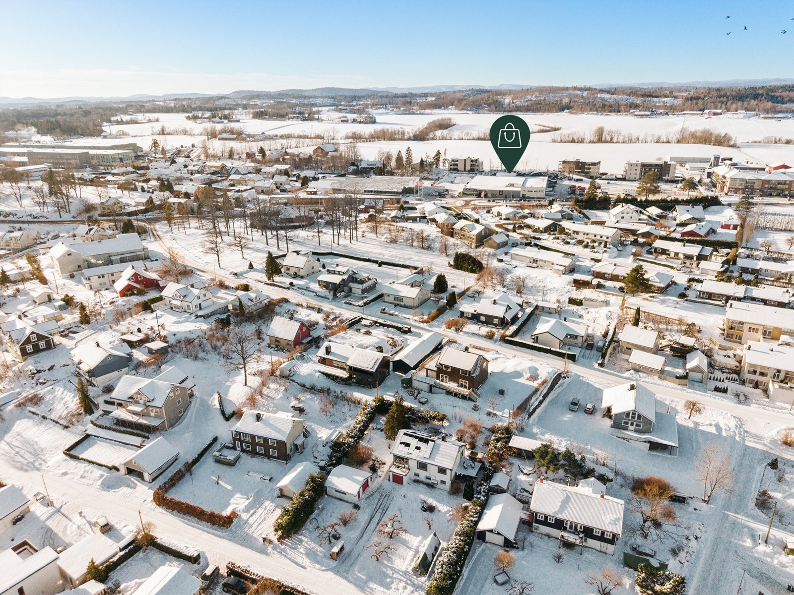 Fem minutter gange til Holmestradtoppen med mange butikker, to spisesteder og Plantasjen. Galleribilde