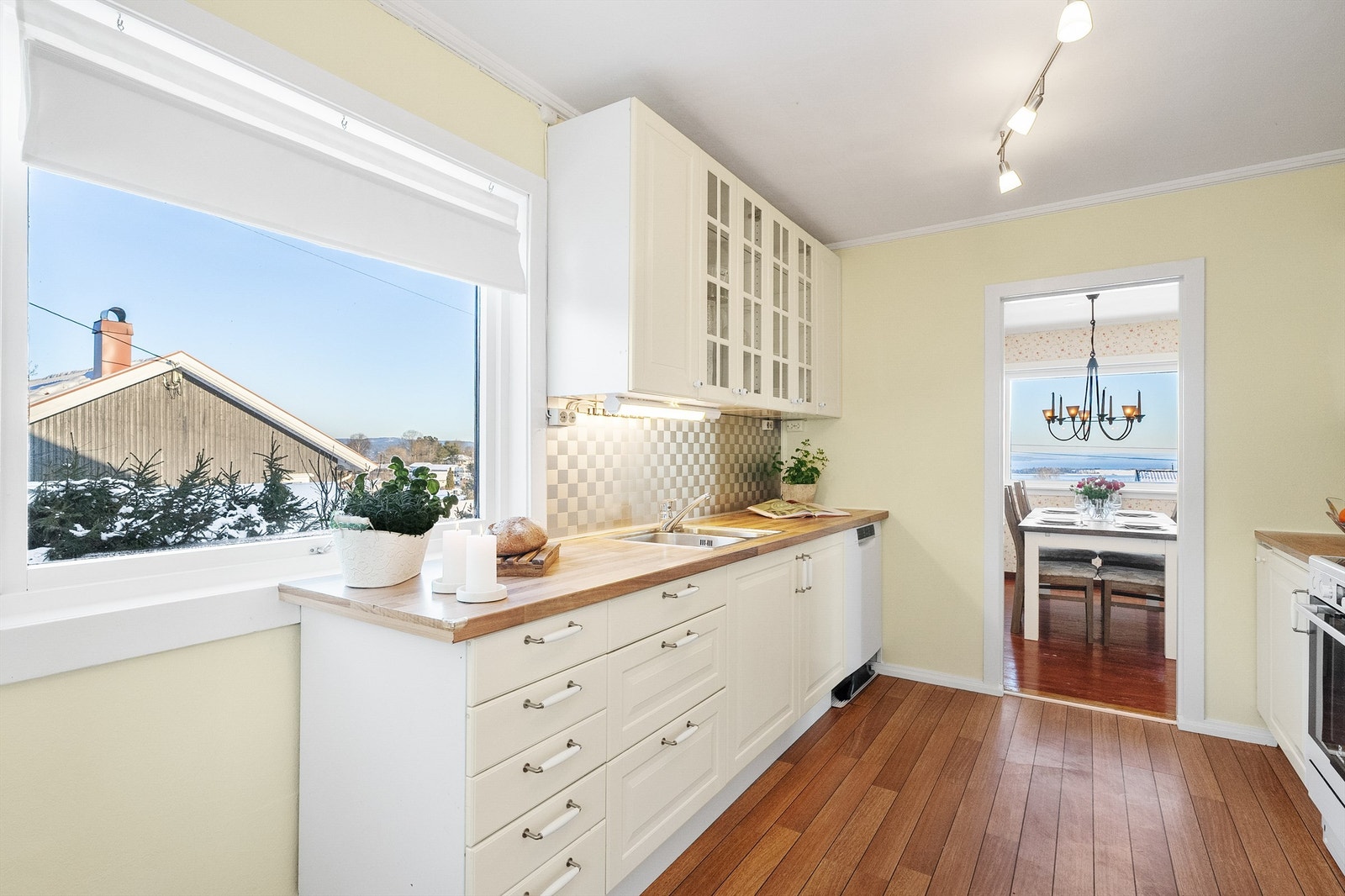 Parkett/skipsgulv, tapet på vegger og kitchenboard plater mellom benkeplate og overskap Galleribilde