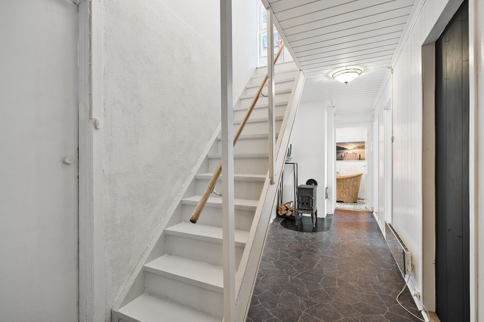 Gang i underetasjen med trapp til 1. etasje. Oppvarming via vedovn og panelovn. Galleribilde