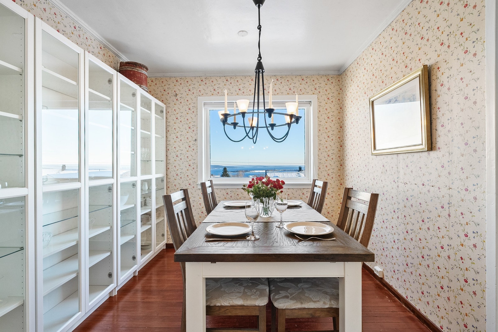 Spisestue med god plass til spisebord *** Galleribilde