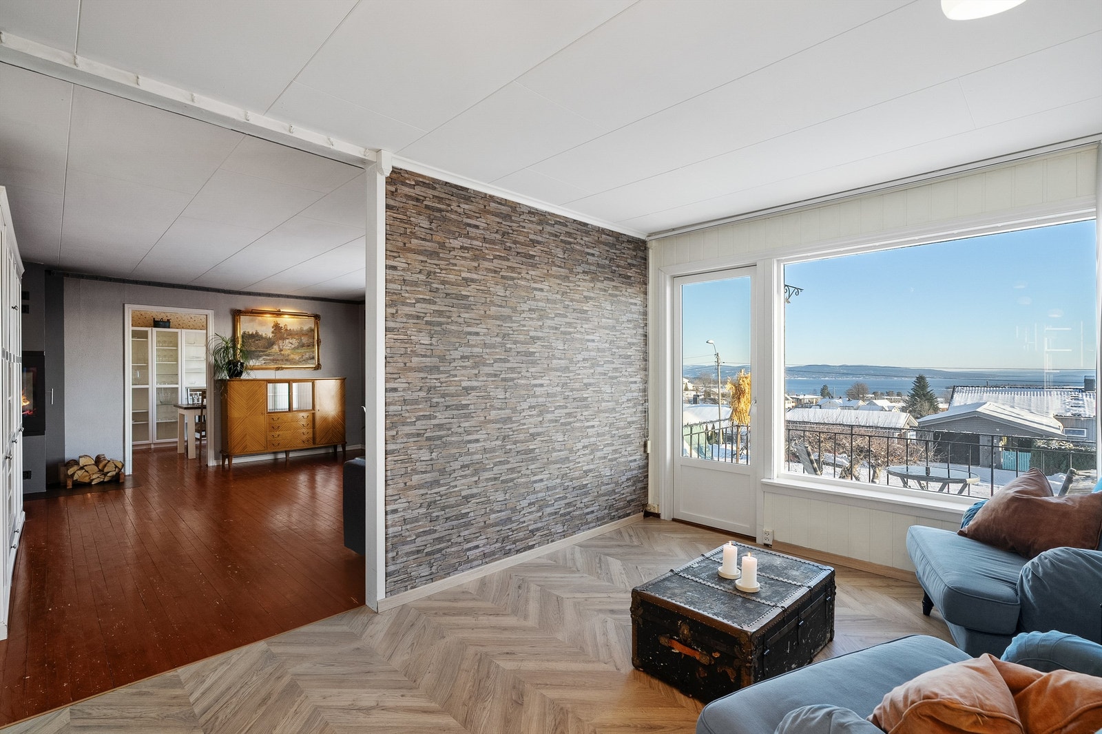 Tvstue med flott utsikt over fjorden. Galleribilde