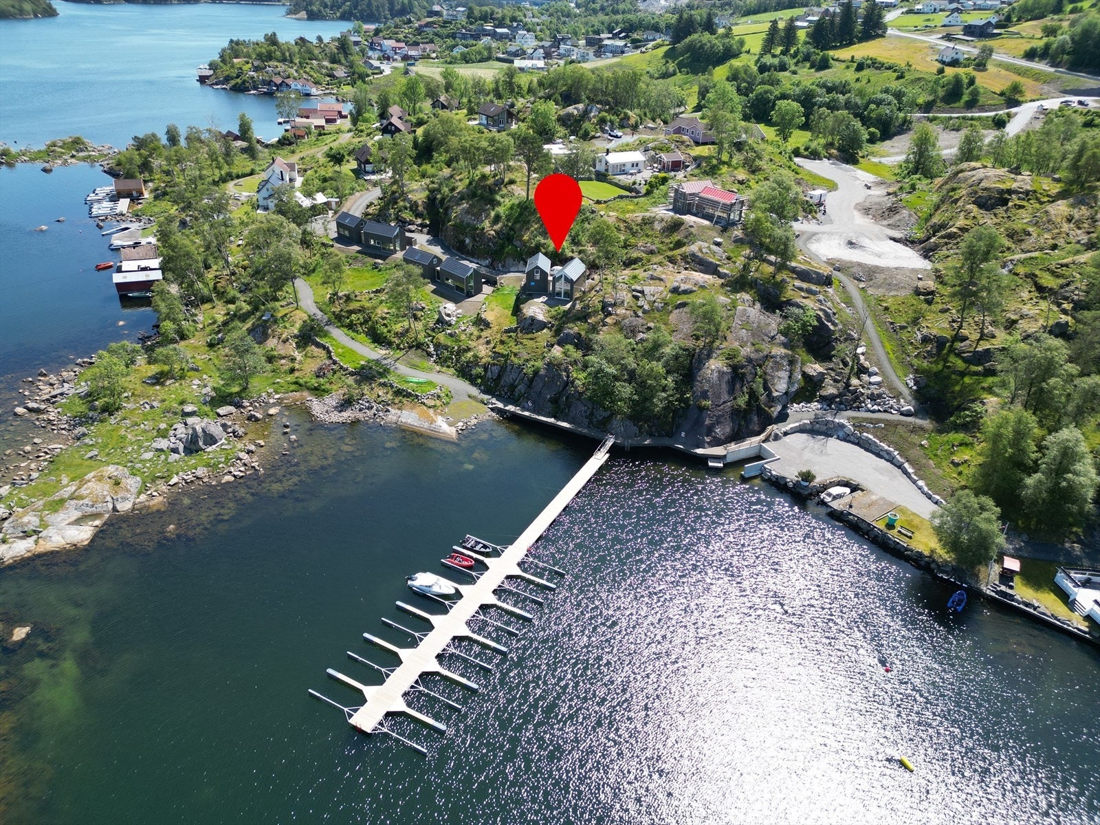 Fantastisk beliggenhet med nærhet til sjøen og vakker natur. Rolige omgivelser, godt med sol og enkel tilgang til både turområder og båtliv - et perfekt utgangspunkt for avslapning og opplevelser med familie og venner. Galleribilde