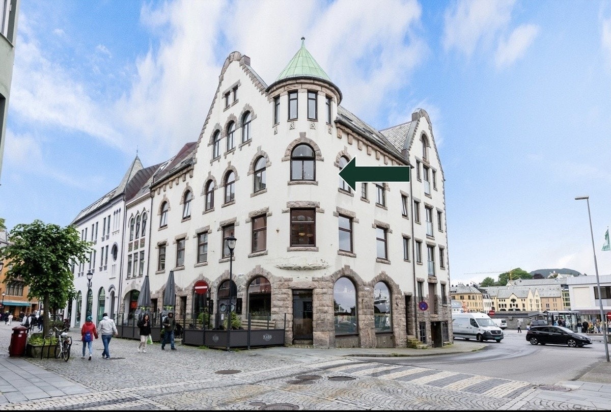 Leiligheten ligger i 3.etg med utsikt både mot Gågata, Skateflukaia og Molja. Galleribilde