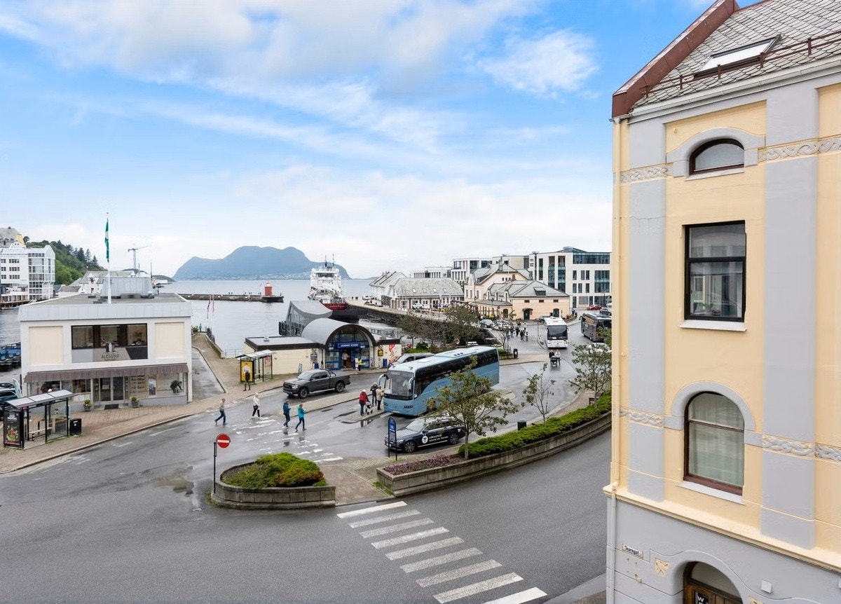 Ca. 60 meter gåavstand til Skateflukaia med buss, taxi og båtforbindelser. Galleribilde
