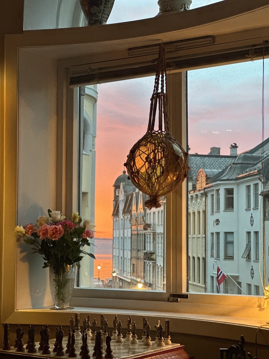 Utsikt fra hjørnevinduet i stuen som er lokalisert mot Gågata. Galleribilde