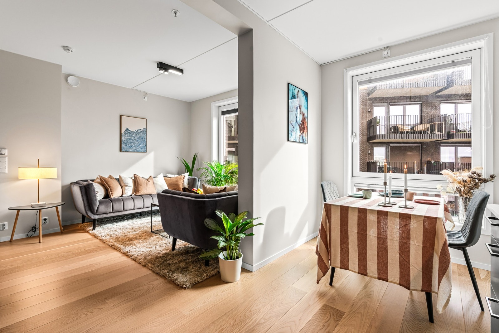 Lys og lekker stue med flott løsning mot kjøkken og spiseplass. Galleribilde