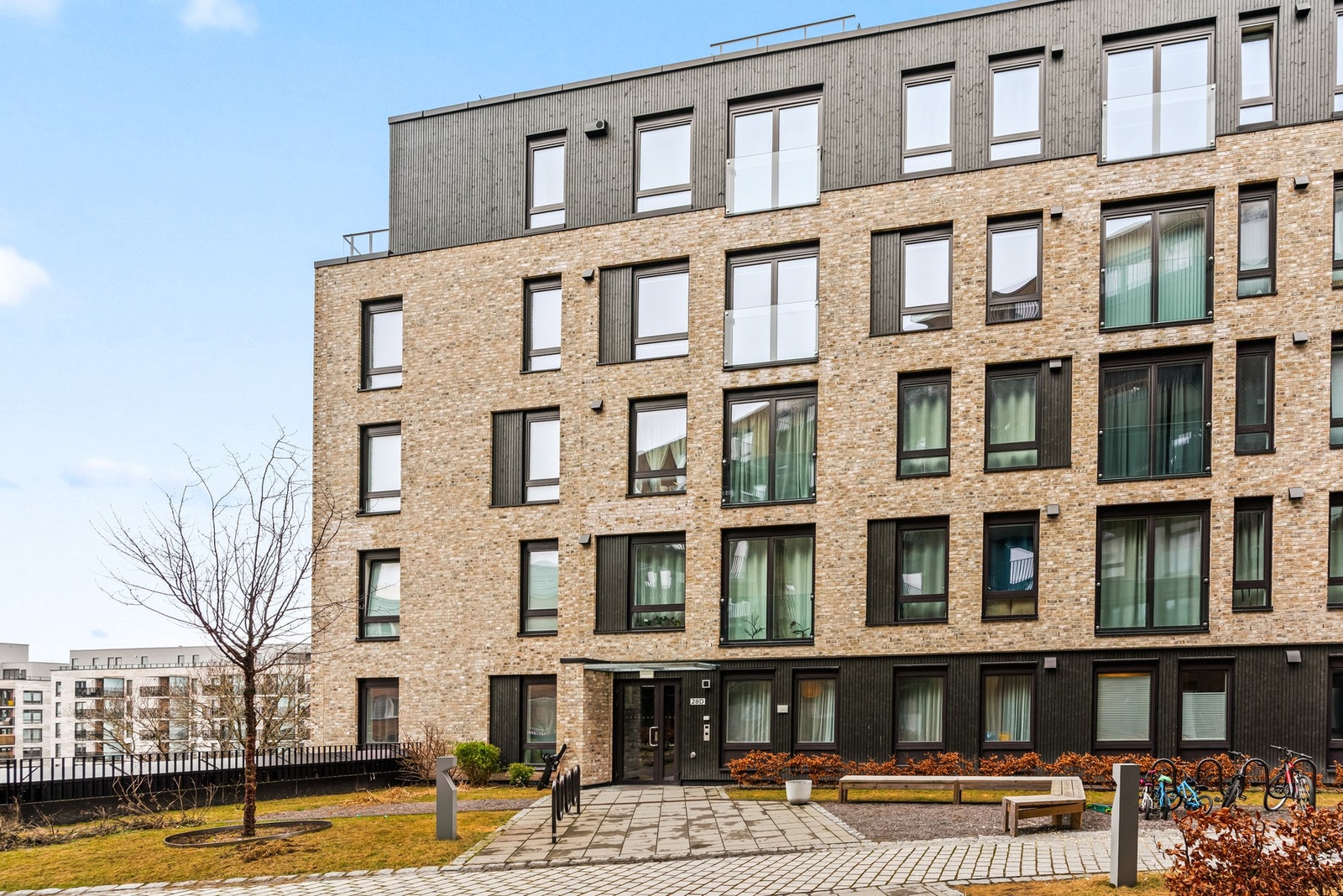 Meget pent inngangsparti og fasader. Galleribilde