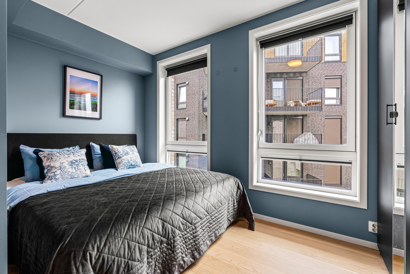 Lyst og hyggelig soverom med gode vindusflater. Galleribilde